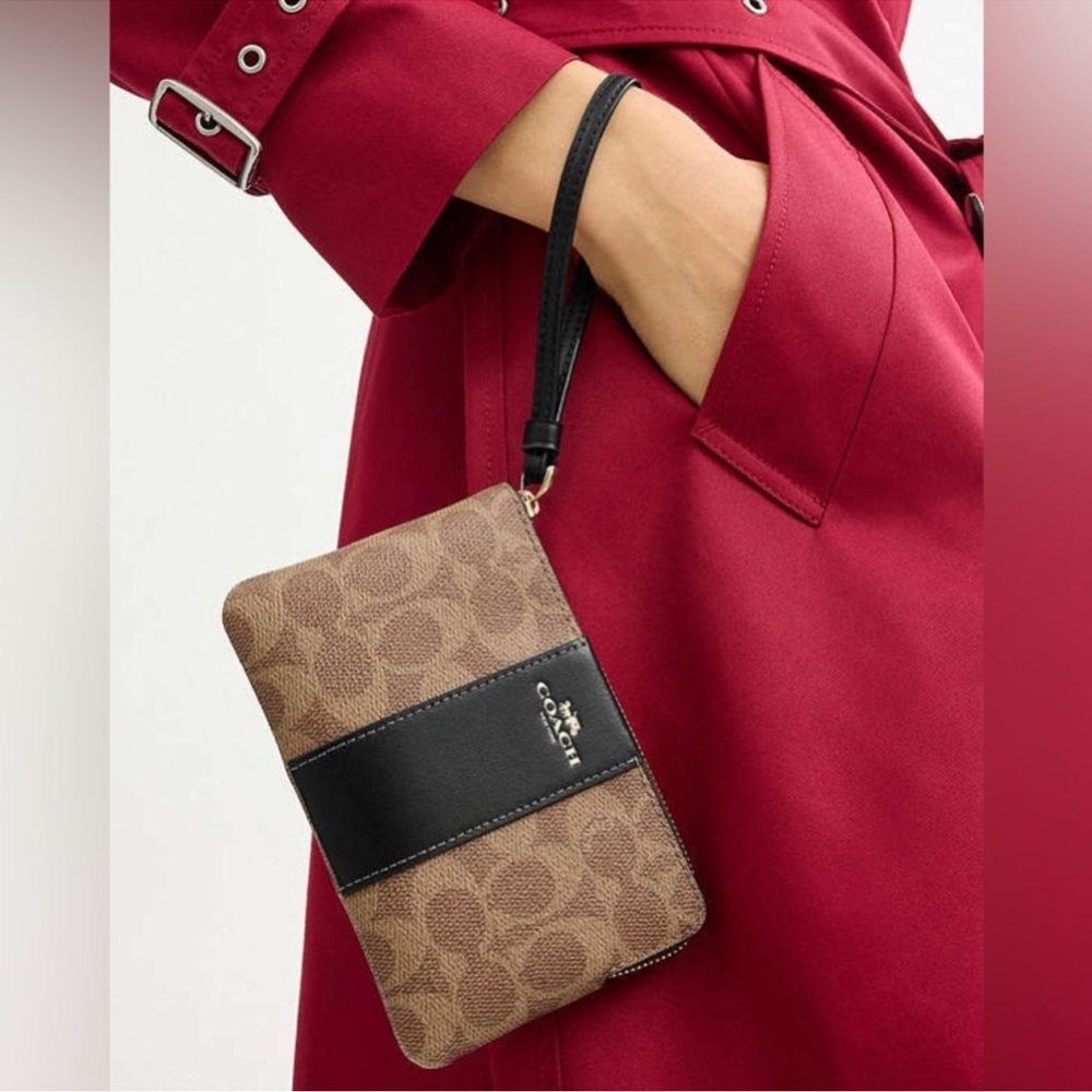 NWT COACH Corner Zip Wristlet In Signature Canvas With Stripe